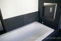 Badewanne und schwarzer Schiefer